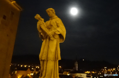 チェコ（１０７４）夜のチェスキー・クルムロフで聖像と月を見る