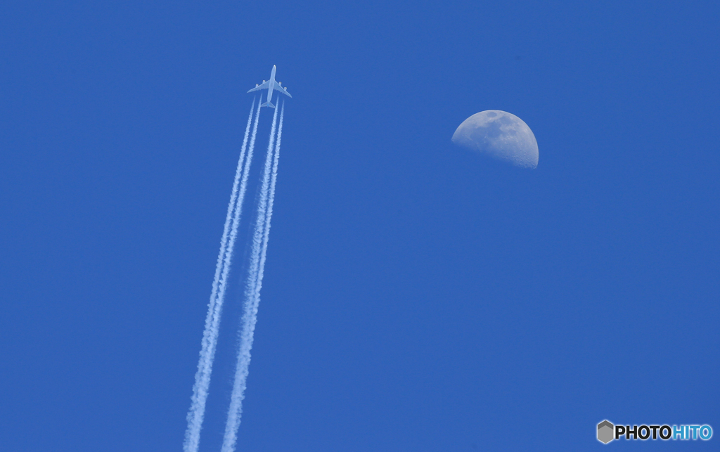 ☀「あおぞら」☮ 飛行機雲とムーン ☮