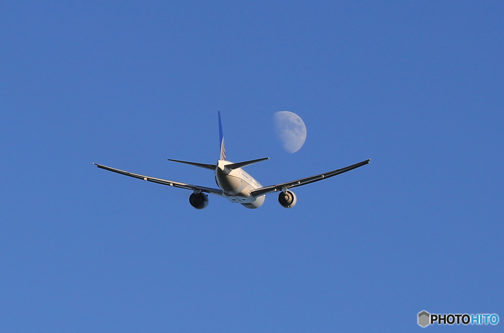 「真青の空」 UNITED と 月  飛んだ