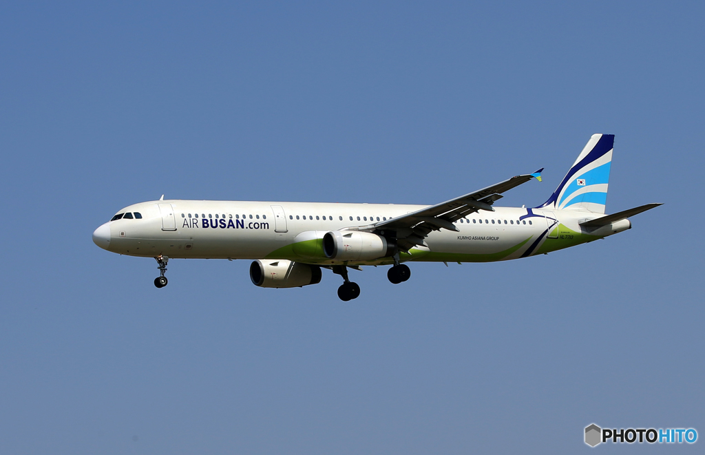 「真青の空」 Air Busan A321-231 HL7713 着陸