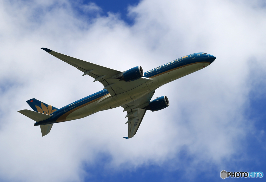 [青い空] Vietnam A350-941 VN-A896  Takeoff 