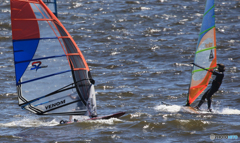 「スカイ」ウインドサーフィン　[海・路＝場所]