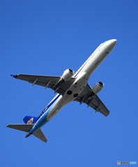 「晴れ」 マンダリン航空 エンブラエル ERJ-190飛び立ち