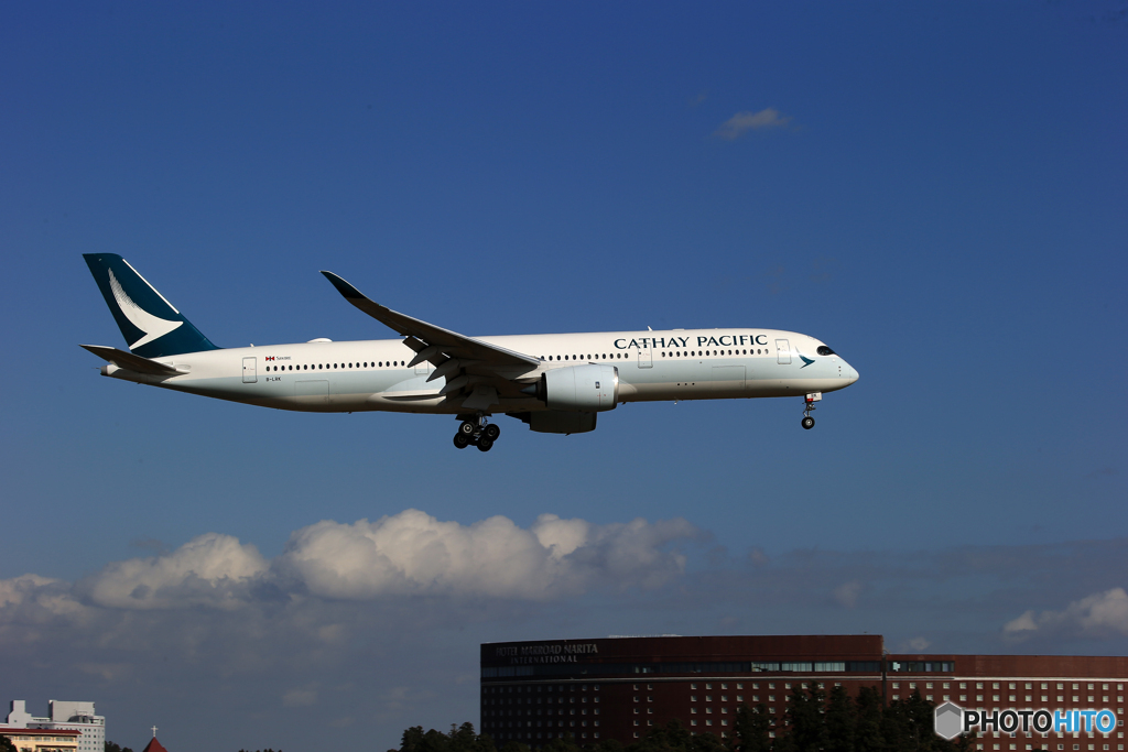 ☀「青い空」CATHAY A350-941 B-LRK  Landing 