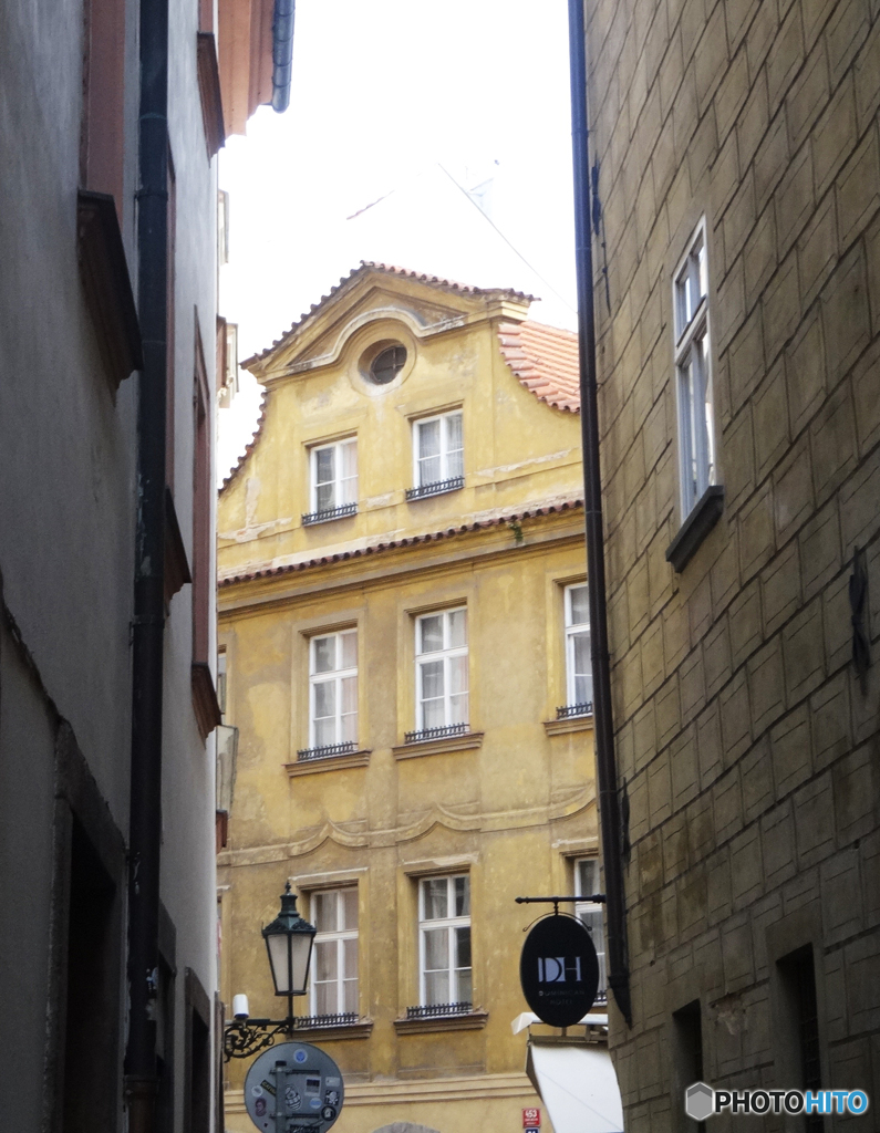 チェコ（８０８）プラハの街・隙間を覗く