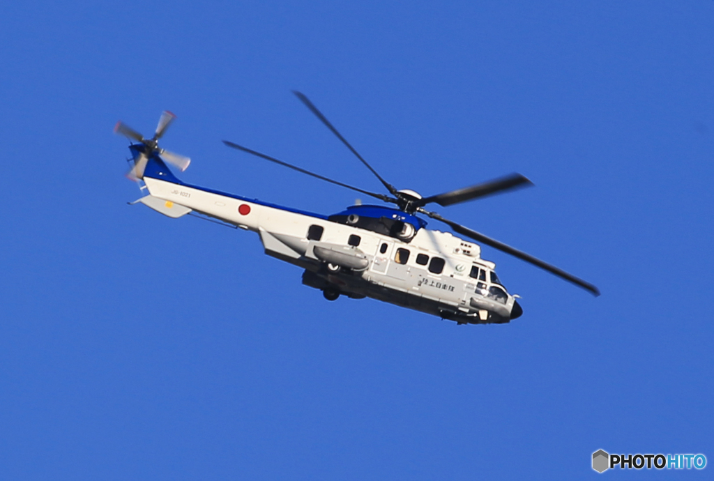 「青い空」と　特別輸送・AS332 Super Puma ヘリ