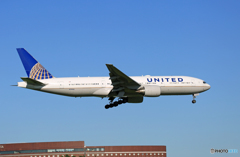 「青色」 UNITED 777-222 N799UA Landing