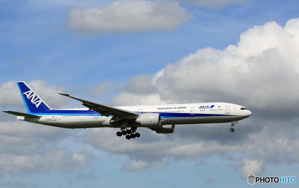 「青色が好き」  ANA 777-381 JA792A 着陸します