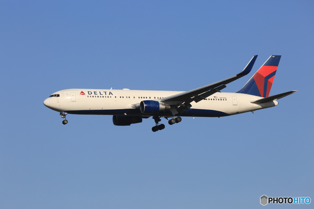 [青い空] DELTA 767-332 N197DN 着陸します