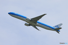 「群青」KLM 777-306 PH-BVS  飛びます