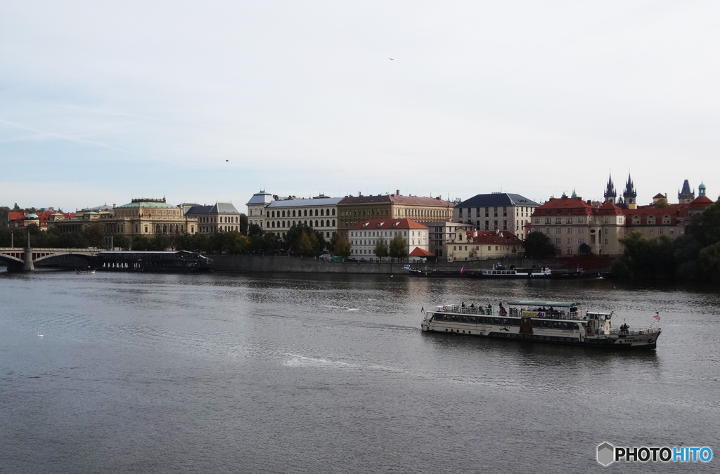 プラハ（５０７）カレル橋からの風景です