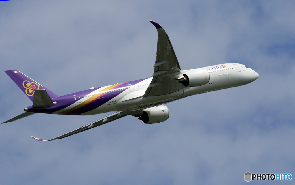 「青が大好き」 THAI A350-941 HS-THN 飛ぶ