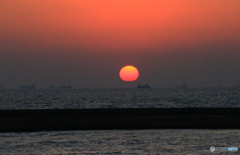 「 海辺」東京湾の船と夕焼け