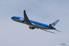 「青色が好き」KLM 777-306 PH-BVS 飛び立ちです