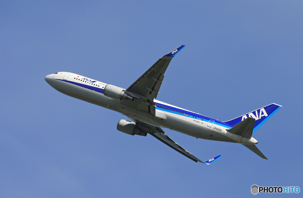 「青が大好き」 ANA 767-381 JA620A 飛行