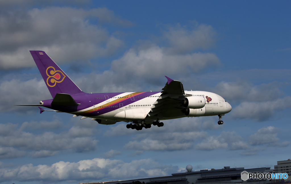 「青い日」THAI A380-841 HS-TUC 着陸します
