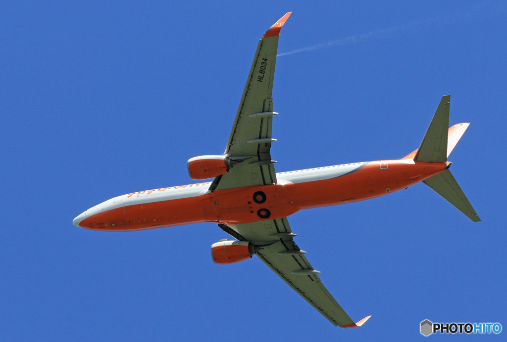 「青」 JEJU 737-8HX HL8034 離陸します