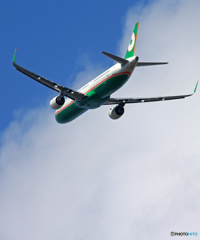 「良い空～」 EVA A321-211 B-16213 飛ぶ