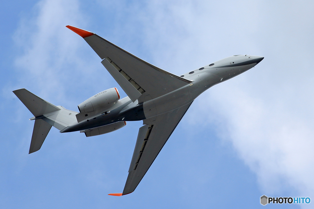 「青い日」プライベート ガルフ G650 N777ZH 離陸