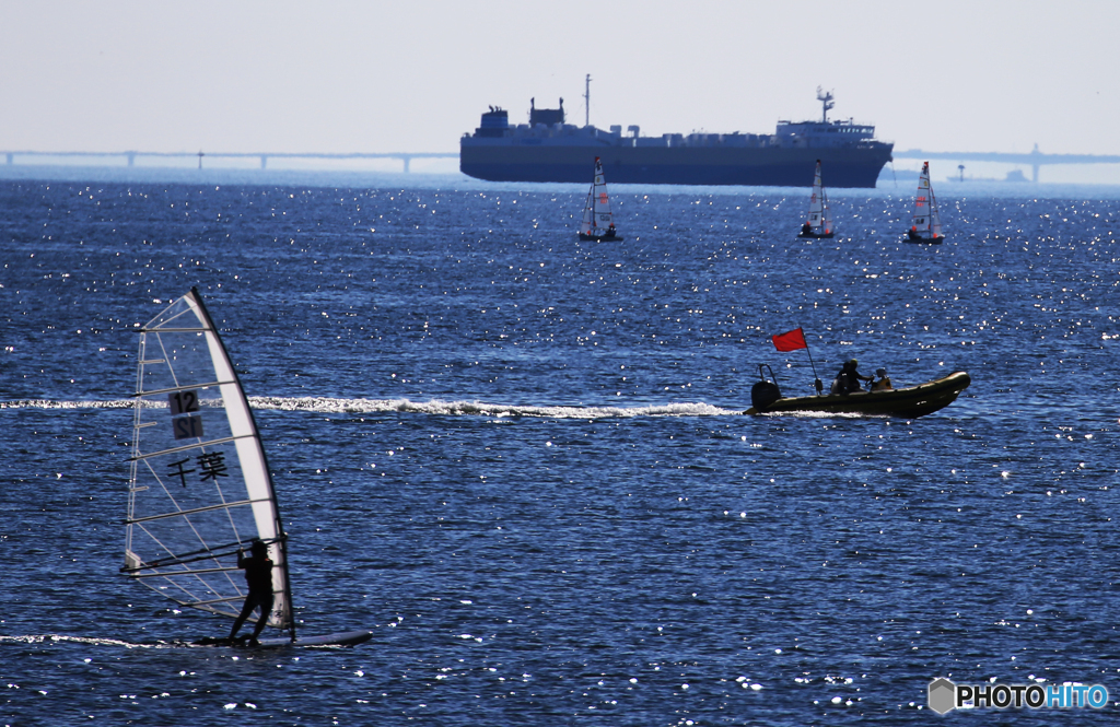 「青い海」　大きな船とウインドサーフィン