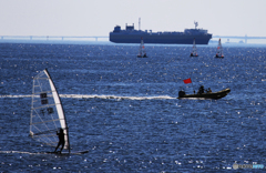 「青い海」　大きな船とウインドサーフィン