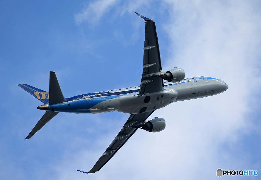 「SKY」マンダリン エンブラERJ-190 B-16829出発