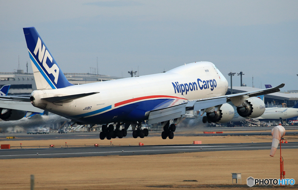 「青い日」 NCA 747-8KZF JA18KZ Landing