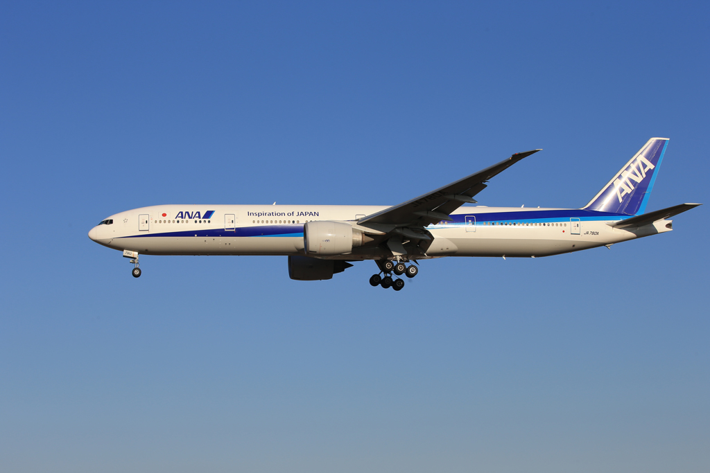 「青い空」が一番 ANA 777-381 JA780A着陸