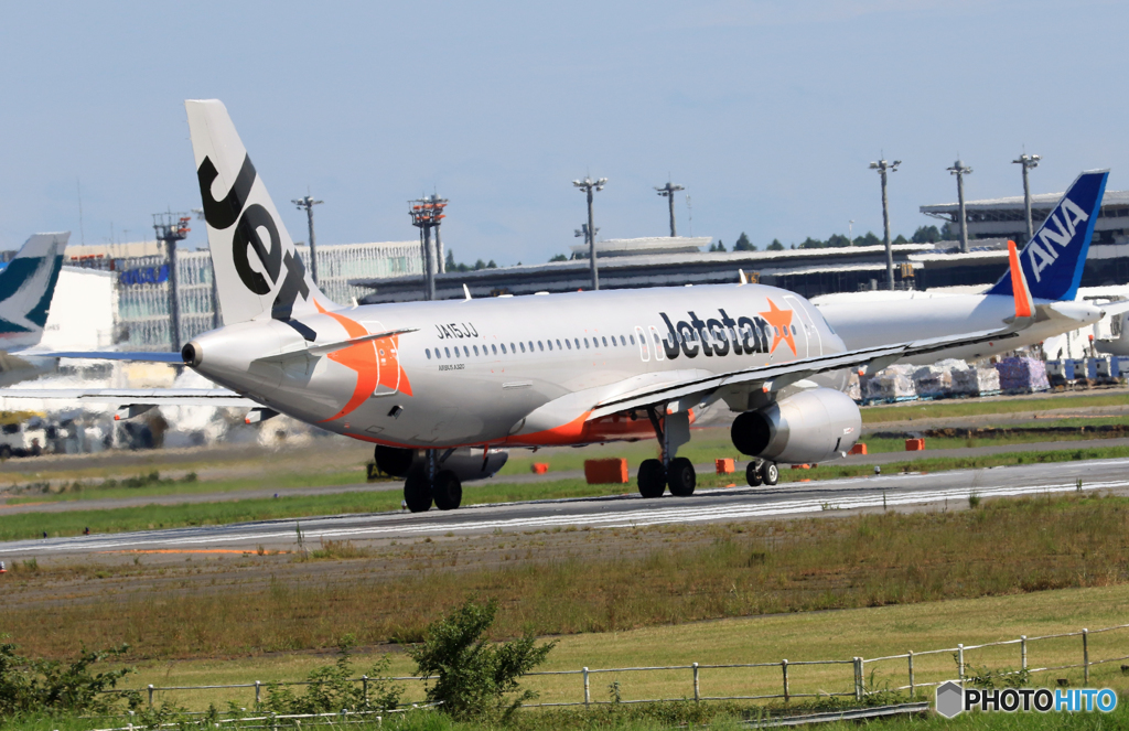 「真青の空」 Jetstar A320-232 JA15JJ 離陸です