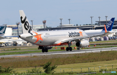 「真青の空」 Jetstar A320-232 JA15JJ 離陸です