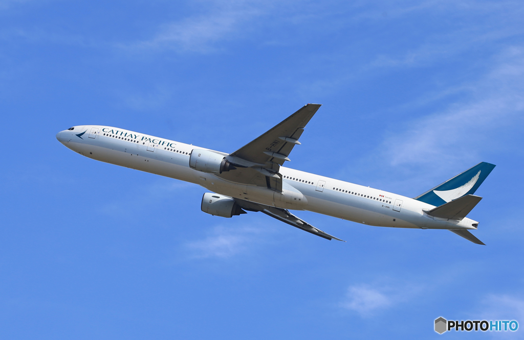 [青い空] CATHAY 777-367 B-HNI 離陸