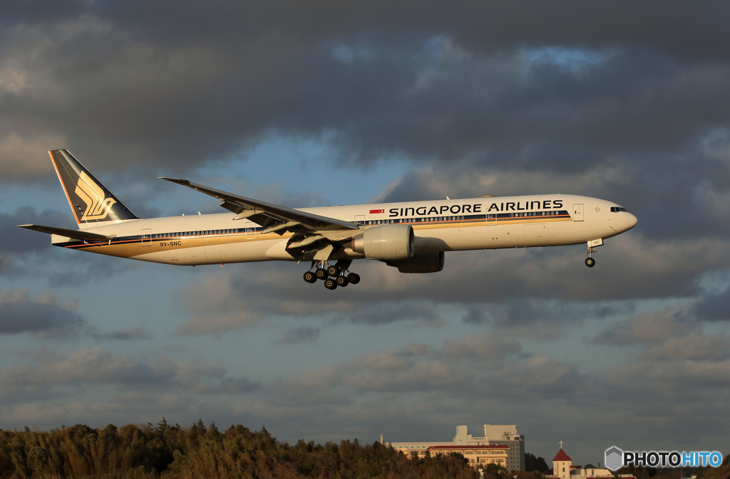 「真青の空」 Singapore 777-312 9V-SNC 到着です