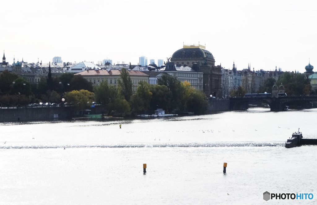 チェコ（７６４）プラハ・カレル橋から見る風景です