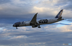  「晴れ」STAR WARS R2-D2 787 Landing