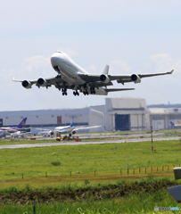 「あおぞら」 ホワイト/アトラス747-400 N404KZ 飛行