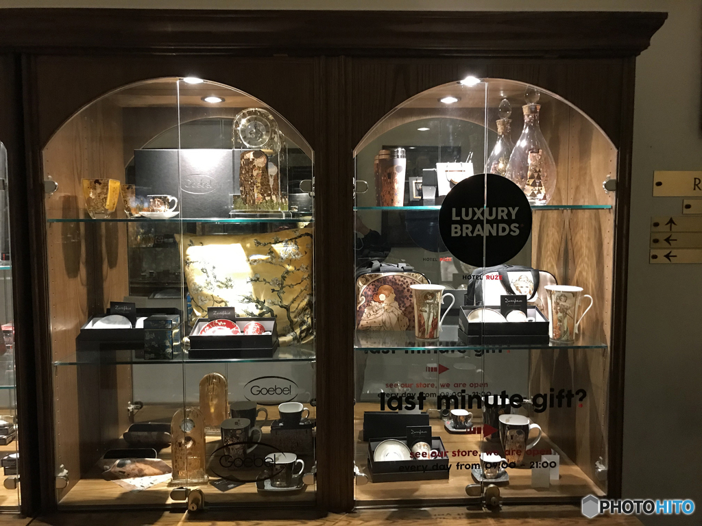チェスキー・クルムロフ（８１）ウインドウ ショップ