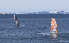 「青が大好き」良き日のウインドサーフィン・しゅんせつ船も見える