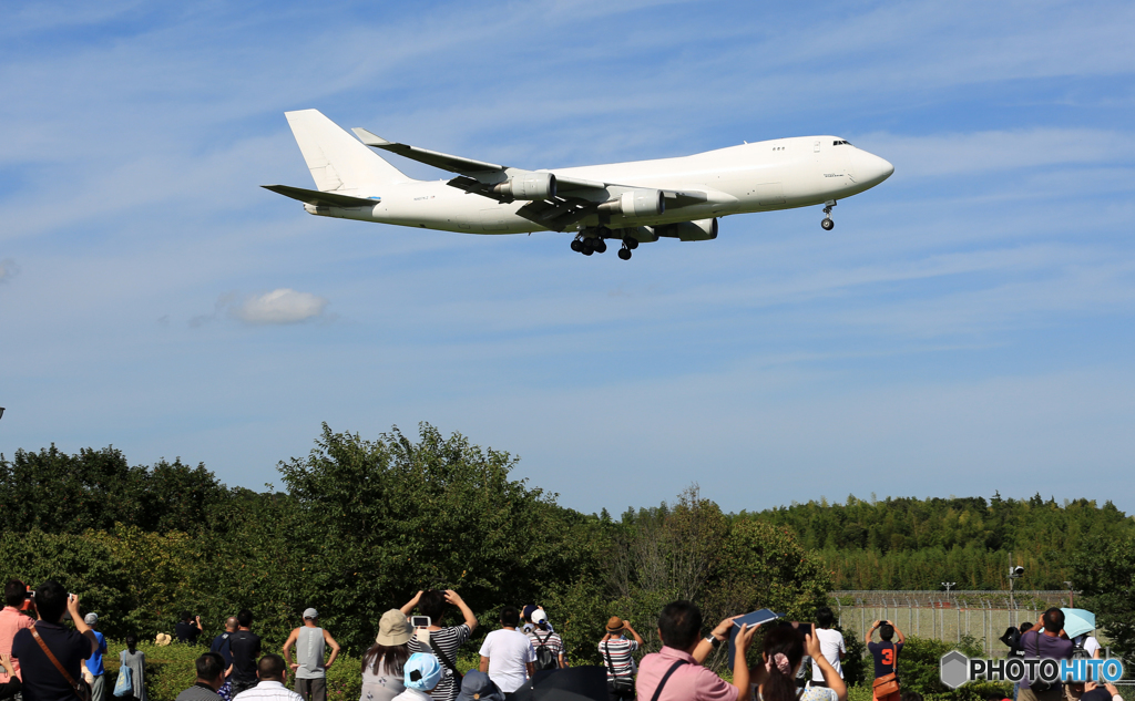 「青が大好き」 白ATLAS 747-400 N407KZ Landing