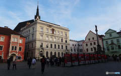 チェコ（９５７）チェスキー・クルムロフの広場と青空