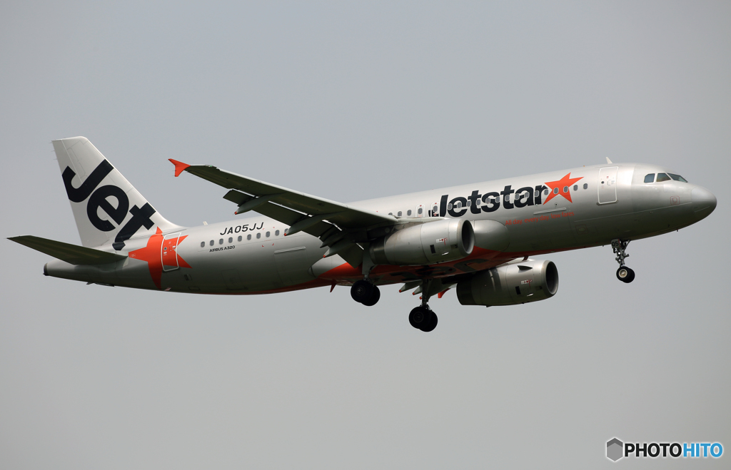 「曇り」 Jetstar A320-232 JA05JJ 着陸します