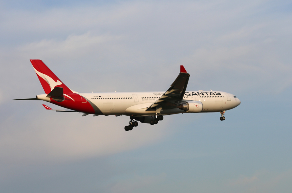 「すかい」 Qantas A330-303 VH-QPI 着陸します