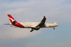 「すかい」 Qantas A330-303 VH-QPI 着陸します
