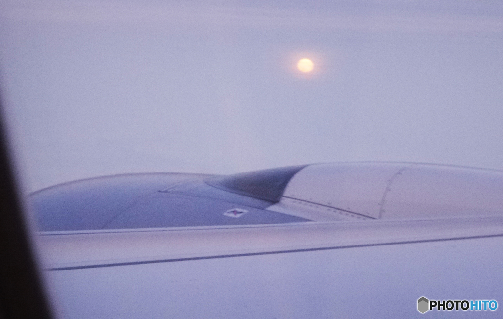 「真青の空」今ロシア上空は飛べないが　お月見をした！