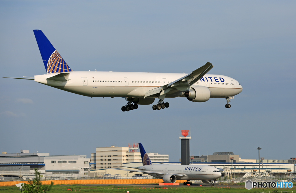 「SKY」 UNITED 777-322 N2341N 着陸