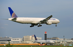 「SKY」 UNITED 777-322 N2341N 着陸