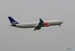 「☁雲」 SAS A340-313 OY-KBI 出発