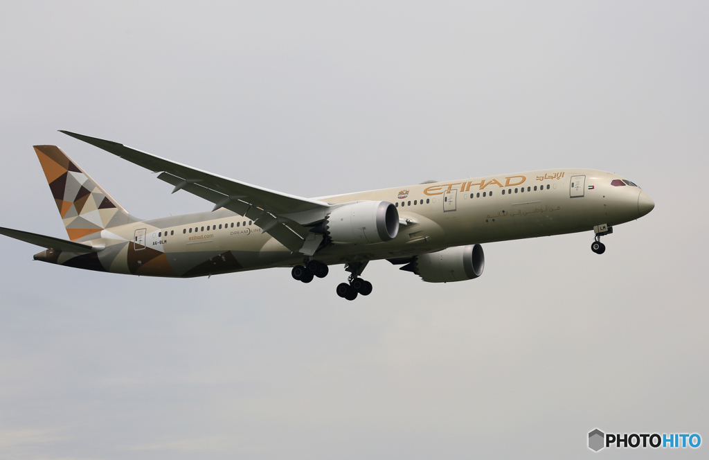 「曇り」 Etihad 787-9 A6-BLM Landing