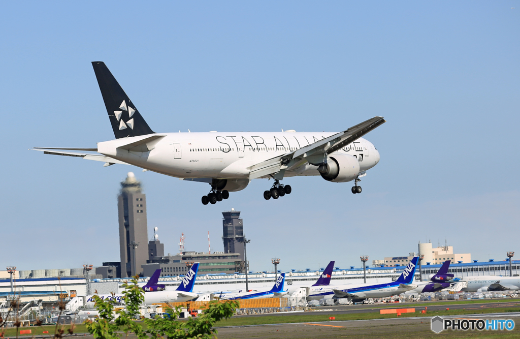 UNITED スタアラ 777-224 N76021 着陸