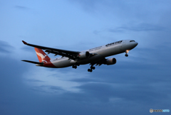 「青色」 QANTAS A330-303 VH-QPB Landing