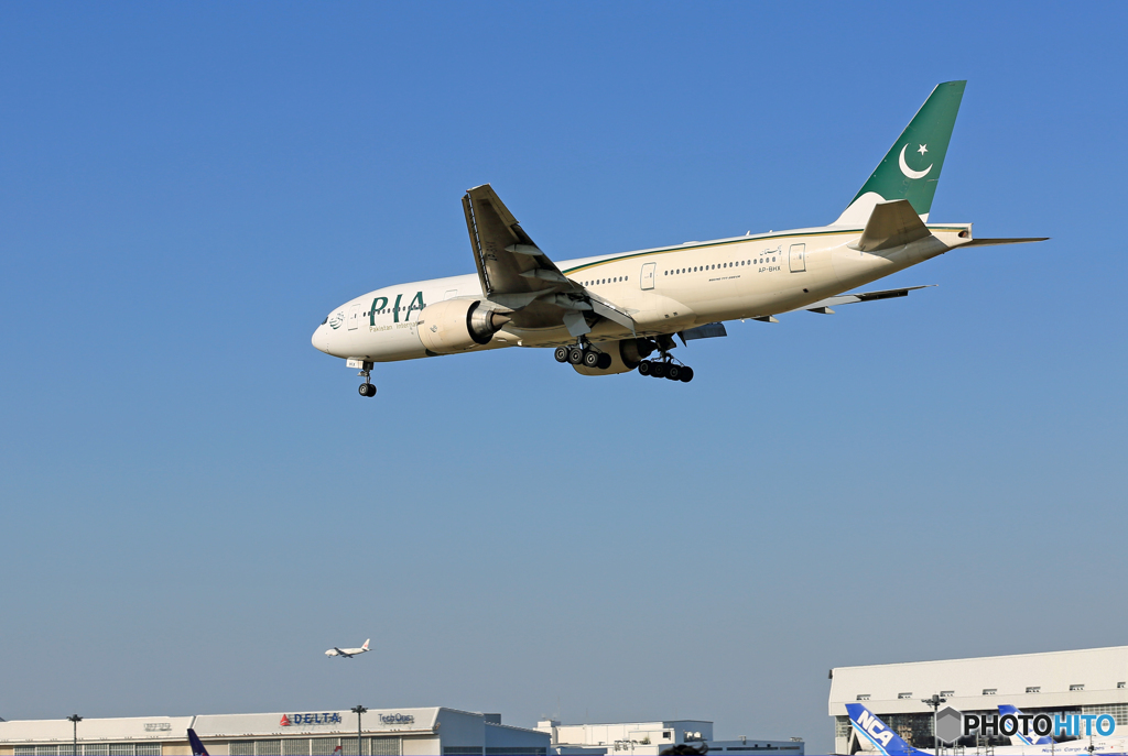 「青色」 PIA 777-200 AP-BHX+ Landing